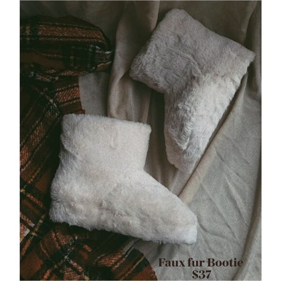 🆕️Holiday Collection// Beige Fur bootie - Picture 1 of 4